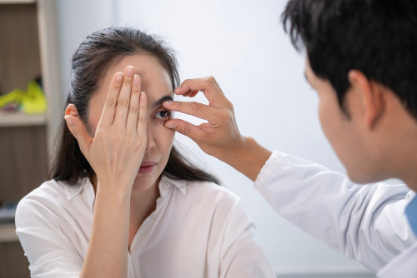 จักษุแพทย์ตรวจประเมินก่อนผ่าตัดถุงใต้ตาซ่อนแผล