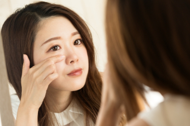 จักษุแพทย์ตรวจประเมินก่อนผ่าตัดถุงใต้ตาซ่อนแผล